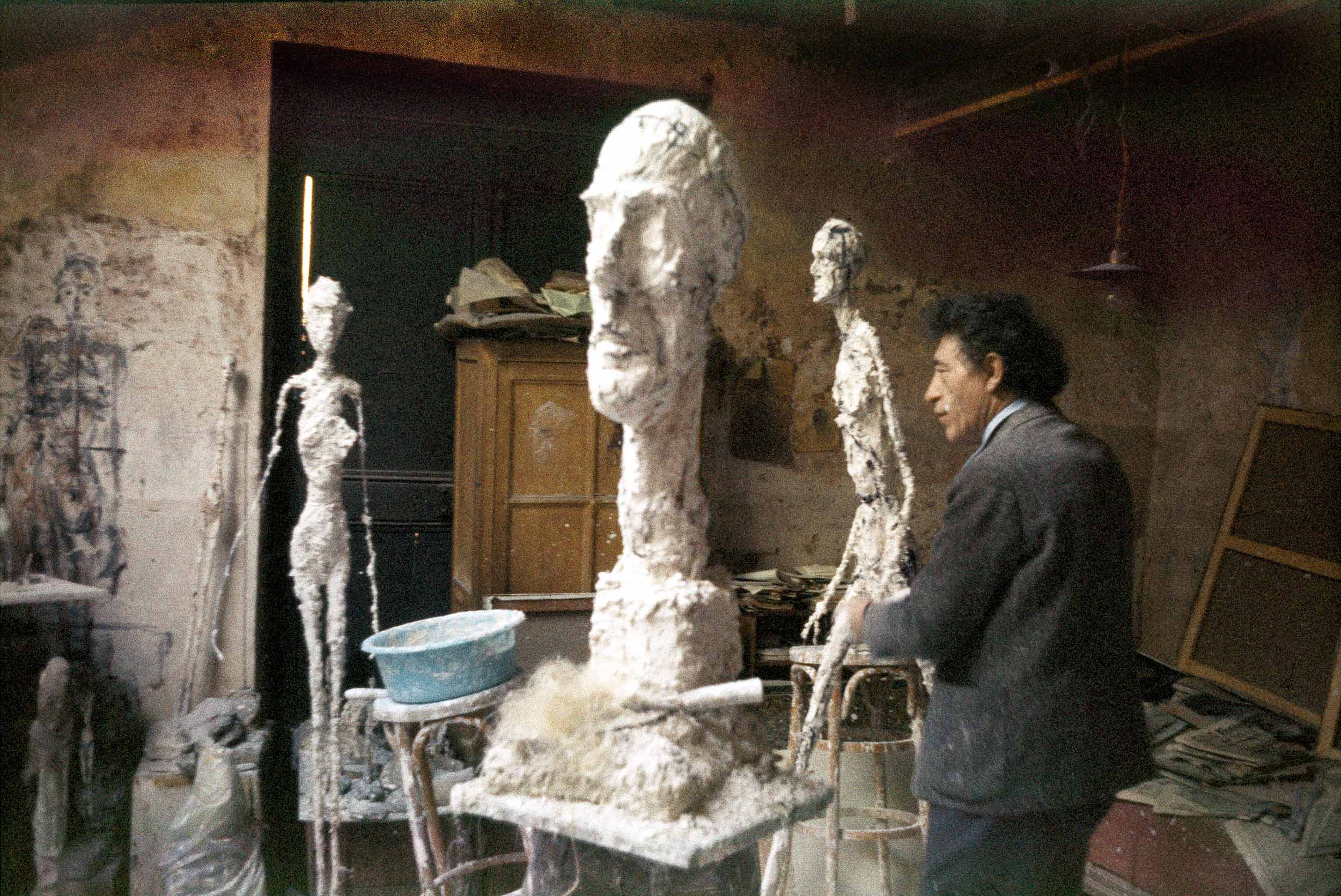 Alberto Giacometti in his Studio, circa 1960. Photo Ernst Scheidegger Giacometti Foundation Archives, Paris © Giacometti Estate (Giacometti Foundation + ADAGP) Paris 2018.